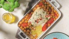 Φέτα ψητή στον φούρνο με ντοματίνια και ρεβίθια
