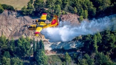 Φωτιά τώρα σε δύο μέτωπα στα Καλύβια Ηλείας - Επιχειρούν 3 αεροσκάφη και 1 ελικόπτερο