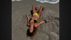 Φωτογραφία: Η Κατερίνα Παπουτσάκη ποζάρει ξαπλωμένη στην άμμο