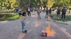 Συνελήφθη διαδηλωτής που έβαλε φωτιά σε σημαία των ΗΠΑ κοντά στον Λευκό Οίκο αψηφώντας διάταγμα του Τραμπ - Δείτε βίντεο