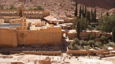 Μονή Σινά: Πραξικοπηματίες μοναχοί επιχειρούν να σπάσουν τις πόρτες και να καταλάβουν το μοναστήρι
