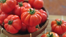 Ξεχάστε το καθάρισμα - Αυτά τα φρούτα και λαχανικά πρέπει να καταναλώνονται με τη φλούδα