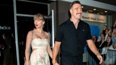 Τέιλορ Σουίφτ: «Είναι τρελά ερωτευμένοι» δήλωσε ο πατέρας του Τράβις Κέλσι μετά τον αρραβώνα του γιου του με την τραγουδίστρια