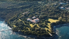 Σίλβιο Μπερλουσκόνι: Προς πώληση η Βίλα Σερτόσα στη Σαρδηνία που έκανε τα πάρτι «μπούνγκα μπούνγκα»