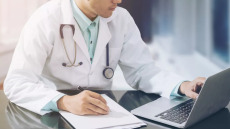 «Σέρνεται» η εκκαθάριση των ΑΜΚΑ: Αυξημένες οι δαπάνες στο ΕΣΥ – Στον πάγο η πάταξη της διαφθοράς