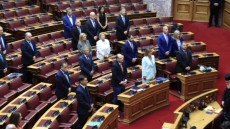 Βουλή: Ενός λεπτού σιγή για τον Απόστολο Βεσυρόπουλο - Ορκίστηκε η Στέλλα Αραμπατζή