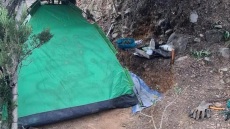 Μεγάλη χασισοφυτεία σε φαράγγι στα Χανιά - Είχαν στήσει σκηνή και «έκλεβαν» νερό για να ποτίζουν οι δύο συλληφθέντες