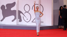 Η Βίκυ Καγιά περπάτησε στο κόκκινο χαλί του Φεστιβάλ Βενετίας - Δείτε βίντεο και φωτογραφίες