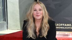 H Κριστίνα Απλγκέιτ εξήγησε πώς η μάχη της με τη σκλήρυνση κατά πλάκας επηρεάζει την κόρη της: «Ήταν σαν να έχασε τη μητέρα της»