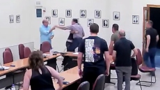 Φθιώτιδα: Πιάστηκαν στα χέρια σε Δημοτικό Συμβούλιο στην Μακρακώμη - Δείτε βίντεο