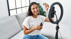 Το πανάρχαιο λάδι που υπόσχεται θαύματα στα social media – Πότε γίνεται επικίνδυνο