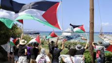 Ηράκλειο: Διαδηλωτές με πανό υπέρ της Παλαιστίνης μπροστά στο κρουαζιερόπλοιο Crown Iris 