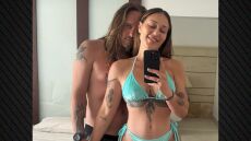 Η Πηνελόπη Αναστασοπούλου και ο Φώτης Μπενάρντο ποζάρουν αγκαλιά στις διακοπές τους λίγο μετά τη 12η επέτειό τους