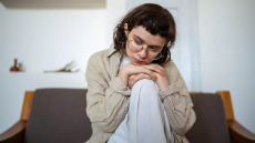 Αυτοκτονία στην εφηβεία: 10 σημάδια που πρέπει να προσέξουν οι γονείς