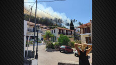 Φωτιά τώρα σε δάσος στο Διαβολογέφυρο Τροιζήνας - Σηκώθηκαν 6 εναέρια, δείτε βίντεο