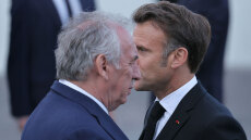 Politico: Ο Μακρόν ψάχνει «πρωθυπουργήσιμο», αλλά οι σύμμαχοί του δεν βλέπουν διαφυγή - Το «φάντασμα» της ελληνικής κρίσης χρέους στοιχειώνει τη Γαλλία