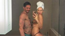 H Έλσι Χιούιτ ποζάρει στον καθρέφτη με φουσκωμένη κοιλιά - Οι φωτογραφίες από τις διακοπές της με τον Πιτ Ντέιβιντσον