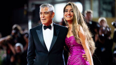 Τζορτζ Κλούνεϊ: Η εντυπωσιακή εμφάνιση με τη σύζυγό του στο κόκκινο χαλί του Φεστιβάλ Βενετίας