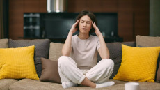 Η «σιωπηλή αναπηρία» που θυμίζει εγκεφαλικό ή νόσο Πάρκινσον – Μειώνει την ενέργεια και επηρεάζει τη λειτουργικότητα
