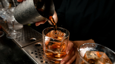 Γιατί ο πάγος στα bar είναι τόσο διάφανος, ενώ στο σπίτι θολώνει;