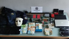 Ταύρος: Συνελήφθη 38χρονος για ενδοοικογενειακή βία - Κατασχέθηκαν πάνω από €8.000, κροτίδες και σπαθί