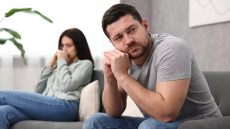 Νιώθετε μοναξιά μέσα στη σχέση; Η ψυχολόγος αποκαλύπτει τα σημάδια της συναισθηματικής έλλειψης