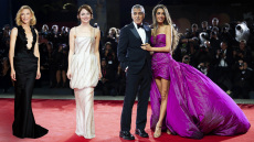 Φεστιβάλ Βενετίας: Τι φόρεσαν οι σταρ - Κέιτ Μπλάνσετ, Έμα Στόουν, Αμάλ Κλούνεϊ έκλεψαν την παράσταση, οι εμφανίσεις που ξεχώρισαν στο κόκκινο χαλί