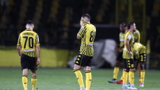 Άρης: Συνθήματα των οπαδών κατά Καρυπίδη και παικτών μετά την ήττα από τον Παναιτωλικό 