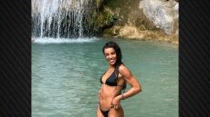Η Ειρήνη Παπαδοπούλου φωτογραφίζεται με μαύρο μπικίνι στους Καταρράκτες Νέδας