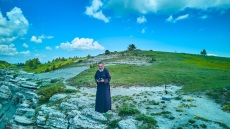 Viral o ιερέας που έχει κανάλι στο YouTube, drone και έξι κάμερες και προβάλλει το Βόιο Κοζάνης