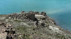 Αναδύεται ξανά το βυθισμένο χωριό Κάλλιο στη Δωρίδα - Σοβαρή ανησυχία για τη λίμνη του Μόρνου, δείτε βίντεο