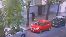 Η στιγμή της δολοφονίας του πρώην προέδρου του ουκρανικού κοινοβουλίου από δήθεν ντελιβερά στο Λβιβ - Δείτε το βίντεο