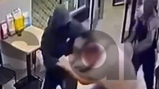 Ιδιοκτήτης καταστήματος τυχερών παιχνιδιών πάλεψε με 3 ληστές στην Αργυρούπολη - Προσπάθησαν να του πάρουν τις εισπράξεις, δείτε βίντεο 