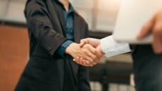 Ισχυρή ψήφος εμπιστοσύνης στην ελληνική οικονομία - Δύο συμφωνίες με διεθνές αποτύπωμα 
