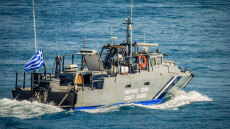 Πώς ξέφυγε ο Τούρκος διακινητής από τους αστυνομικούς - Βούτηξε στη θάλασσα φορώντας τις χειροπέδες