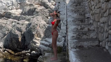 Ηλιάνα Παπαγεωργίου: Αποχαιρέτησε το καλοκαίρι με κόκκινο μπικίνι κάτω από το ντους