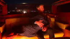 Η Τζούλια Ρόμπερτς στην αγκαλιά του συζύγου της σε βόλτα με θαλάσσιο ταξί στη Βενετία - Δείτε τη φωτογραφία