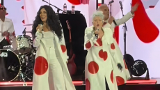 Η Σίντι Λόπερ πραγματοποίησε την τελευταία συναυλία της αποχαιρετιστήριας περιοδείας της - Cher και SZA ανέβηκαν στη σκηνή μαζί με άλλους καλλιτέχνες