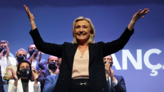 Ανάλυση Politico: Γιατί η Λεπέν σκοτώνει πολιτικά τον Μακρόν - Πώς στρώνει τον δρόμο της επιστροφής 