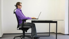 Σωστή στάση σώματος χωρίς πόνο: Δεν αρκεί η «ίσια πλάτη» – Τρία tips που θα βοηθήσουν περισσότερο