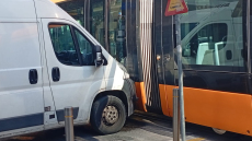 Τραμ συγκρούστηκε με βαν στον Πειραιά, δείτε φωτογραφίες και βίντεο από το τροχαίο ατύχημα