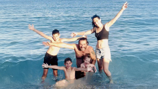 Η ομάδα μου δεν χάνει ποτέ, έγραψε ο Ηλίας Βαλάσης ποζάροντας με τη γυναίκα και τα τρία τους παιδιά
