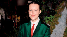 Η Μπέλα Ράμσεϊ δηλώνει vegan, non binary και καλπάζει προς τη δόξα