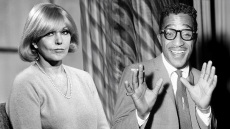 Κιμ Νόβακ - Σάμι Ντέιβις Τζούνιορ: «Αν δεν την χωρίσεις, θα χάσεις το μάτι σου» - Ένας έρωτας που «ενόχλησε» ακόμα και τη Μαφία και νικήθηκε από τον ρατσισμό