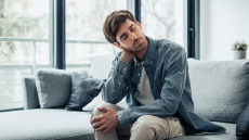 Παράδοξο: Η κρίση μέσης ηλικίας «εξαφανίστηκε» από τους 50χρονους και «χτυπάει» την GenZ