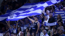 Eurobasket 2025: Βόσνιοι οπαδοί προσπάθησαν να κλέψουν ελληνικές σημαίες - Τους απομάκρυνε η ασφάλεια του γηπέδου 