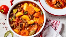 Πώς με το αργό μαγείρεμα φτιάχνουμε μαλακό κρέας και δεμένες σάλτσες