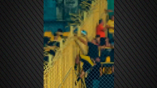 Οπαδός του Άρη σκαρφάλωσε στα κάγκελα για να δώσει μπύρες στους οπαδούς του Παναιτωλικού – Δείτε βίντεο
