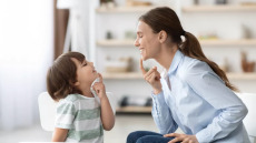 Αυτισμός: Προσφέρουν λύση οι εναλλακτικές θεραπείες; Οι επιστήμονες απαντούν