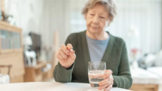 Η σιωπηλή κρίση: Γιατί αυξάνονται οι θάνατοι από υπερβολική δόση φαρμάκων στους ηλικιωμένους